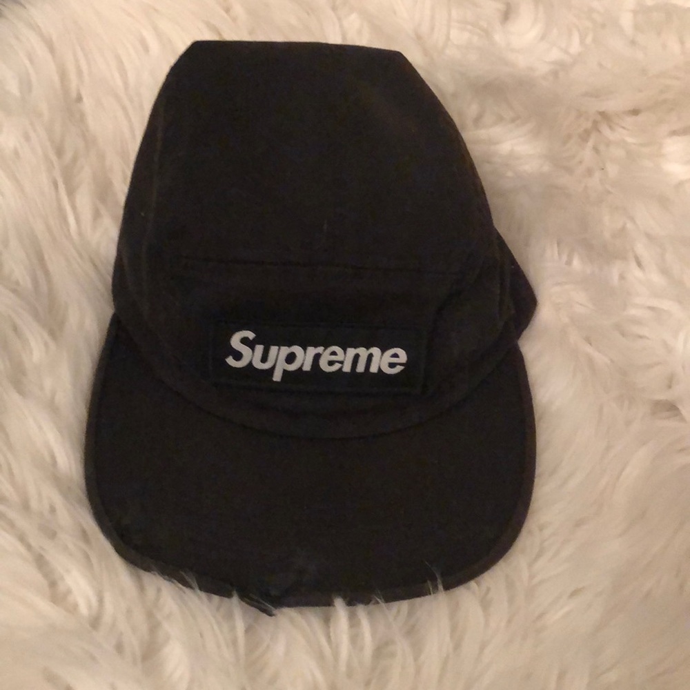 SUPREME hat. Has minor damage on bill